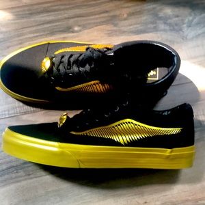 I’m selling the vans golden snitch size 9 1/2 Color black and gold.